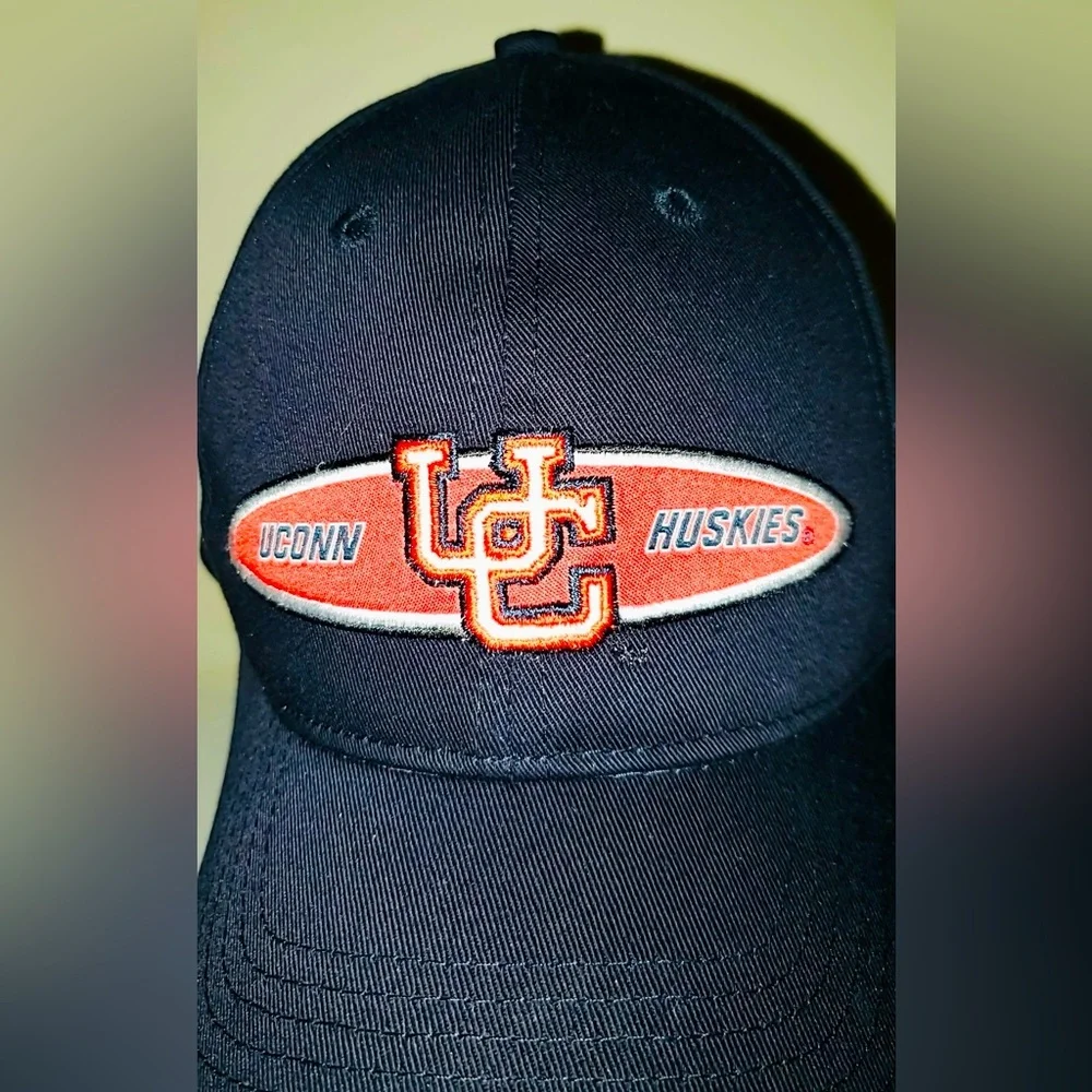 Vintage UCONN Huskies College Baseball Hat with Arch & Adjustable Back NWOT